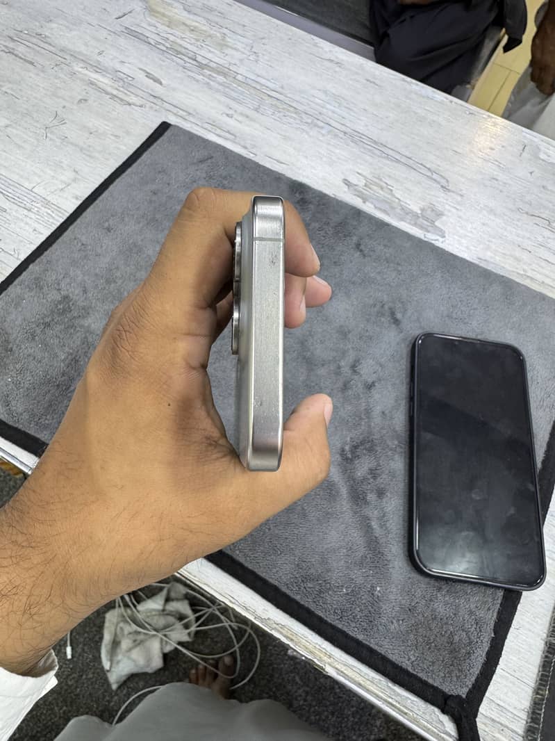 Apple iPhone 15 Pro 4