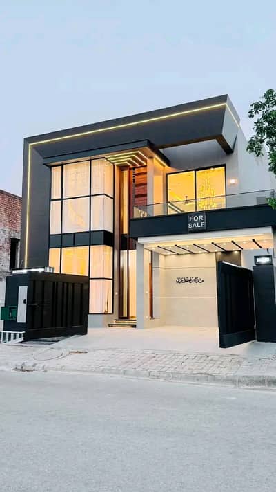 10 Marla Luxury House is Available for Rent in Bahria Town Lahore