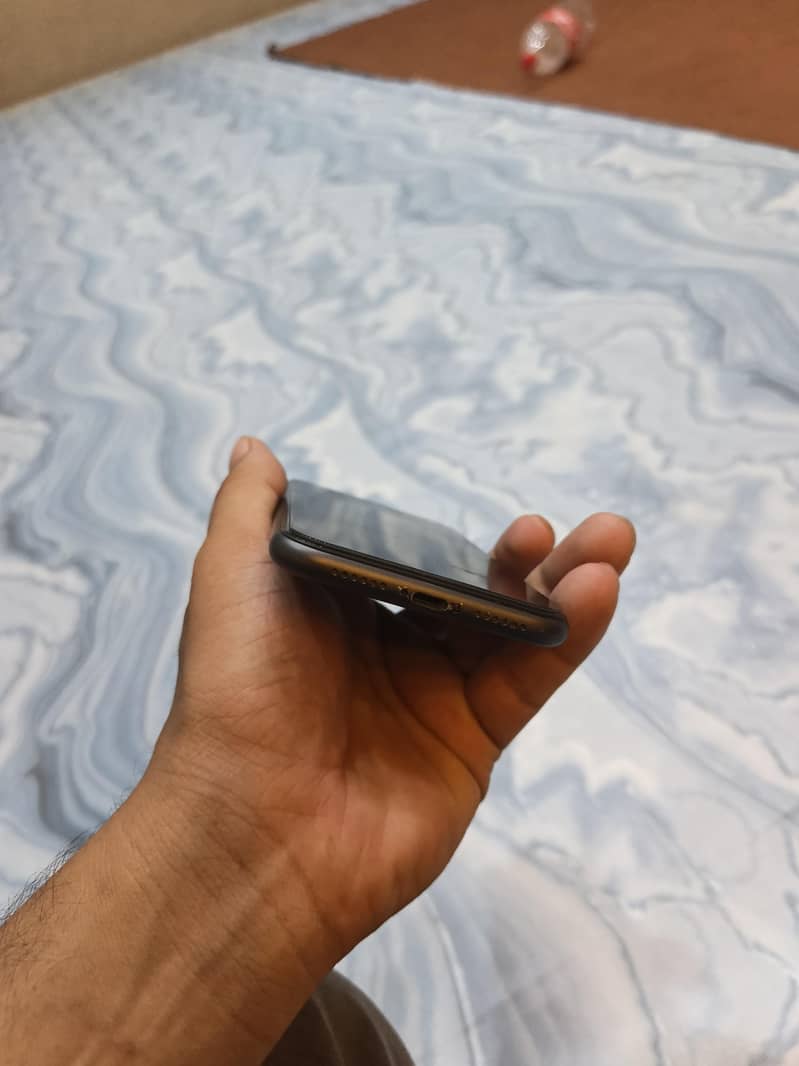 Apple iPhone 11 4