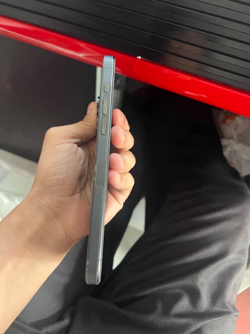Apple iPhone 15 Pro Max 4