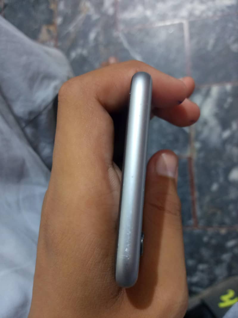 Apple iPhone 6S 4