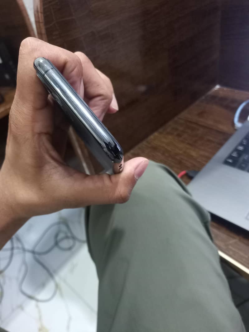 Apple iPhone 11 Pro 4