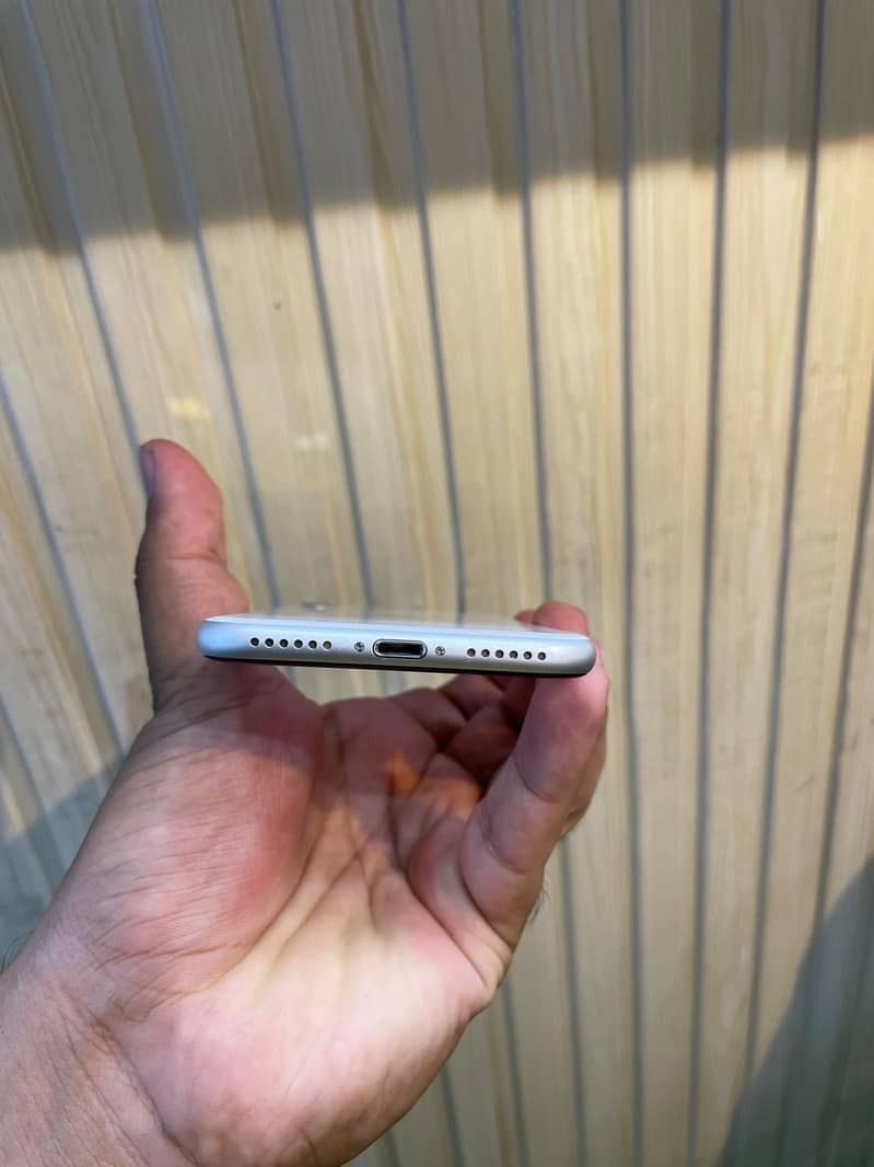 Apple iPhone SE 2 6