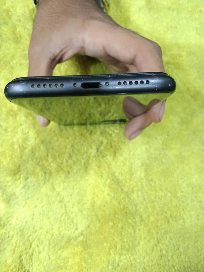 Apple iPhone 11 4
