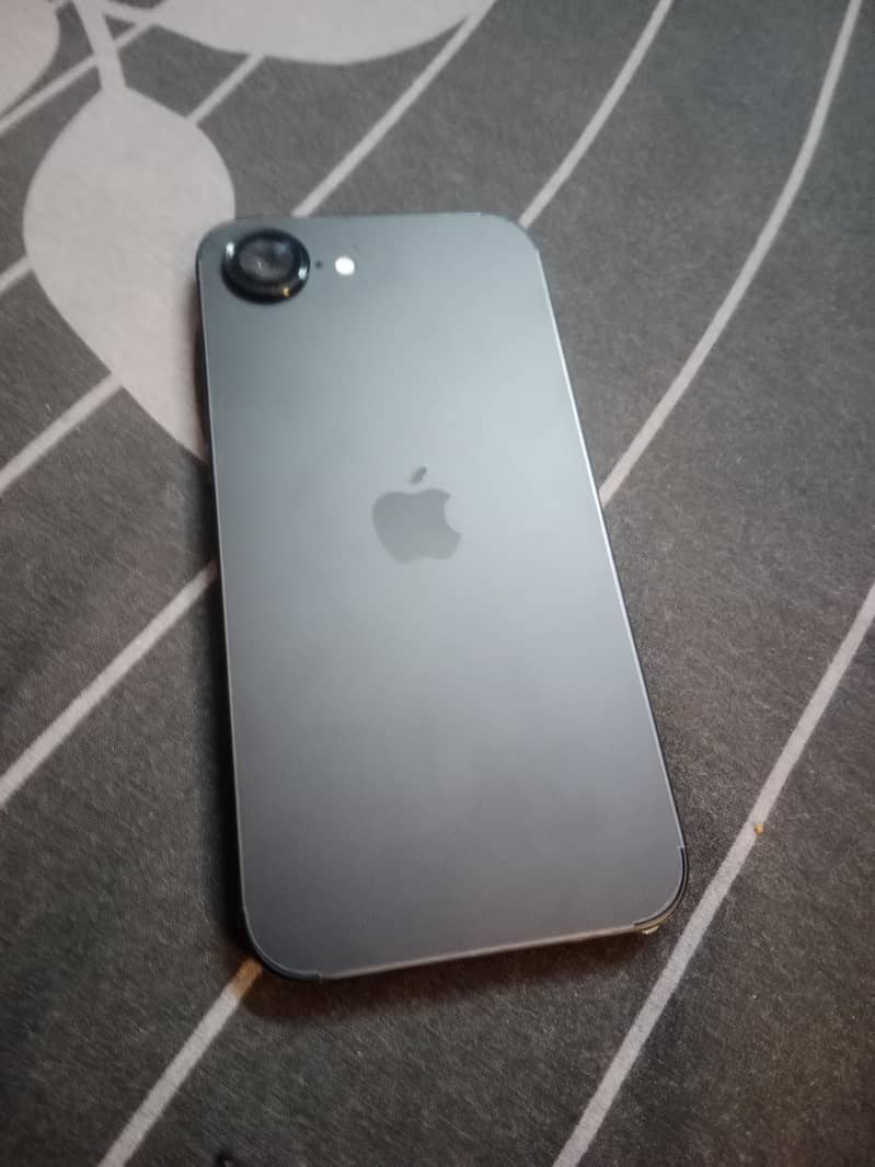 Apple iPhone 16e 0