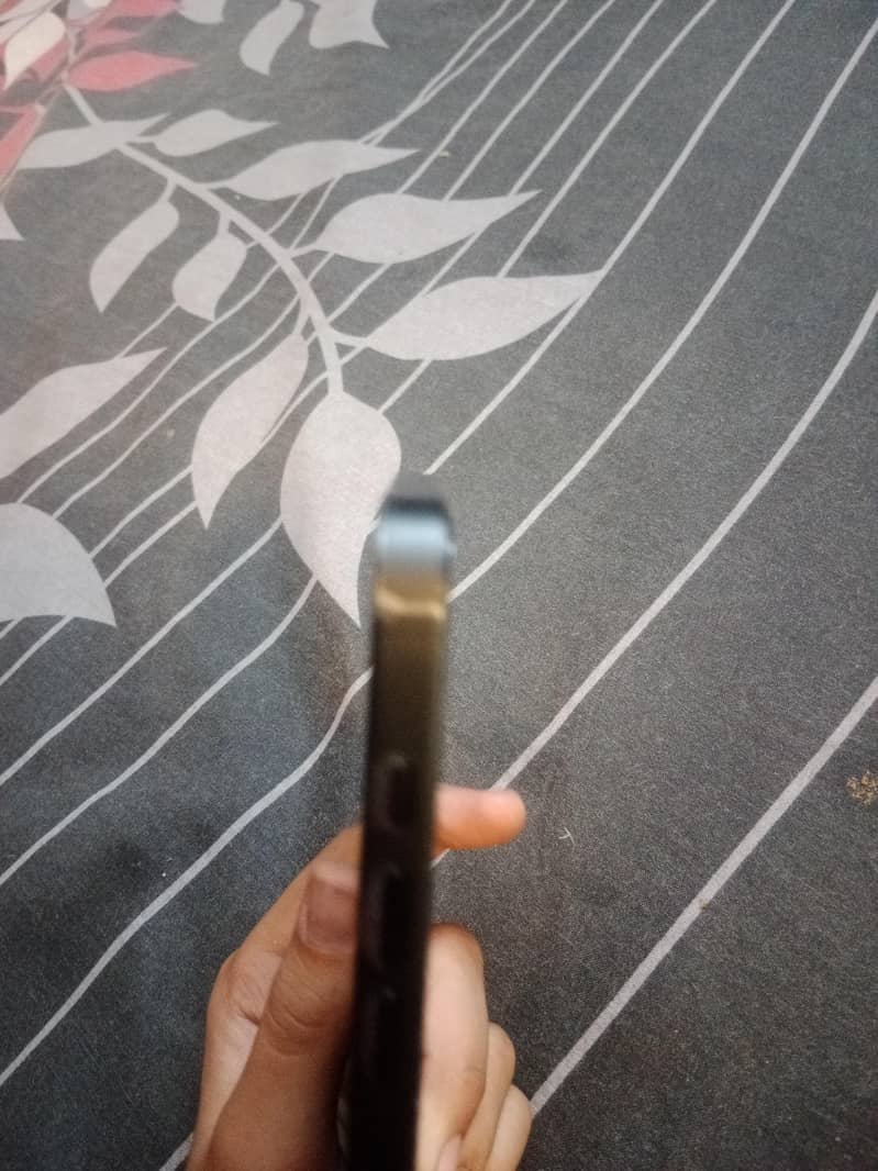 Apple iPhone 16e 1