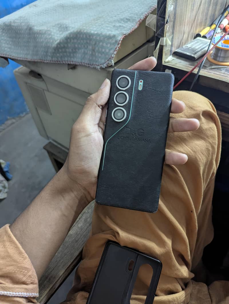 Tecno CAMON 40 Pro 1
