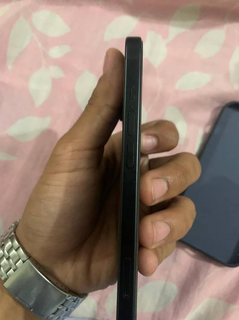 Apple iPhone 15 4
