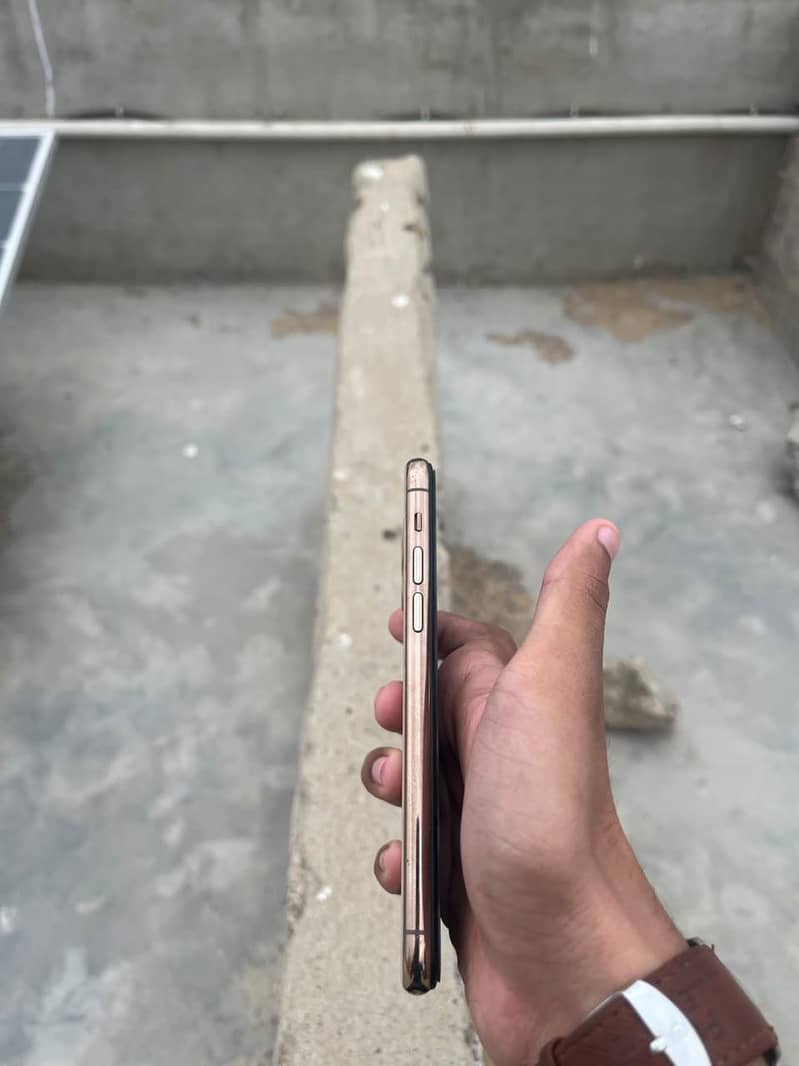 Apple iPhone 11 Pro 4