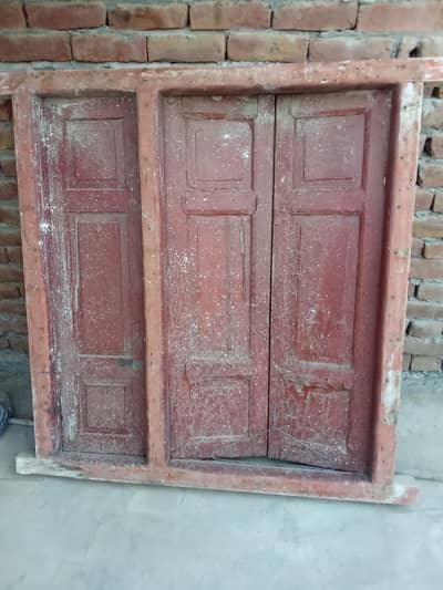 lkri ki window hy bohot paeedar hy 4by 4 ki hy