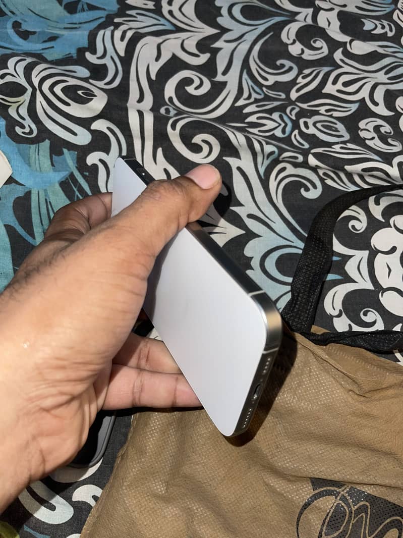 iPhone 16 Pro Max JV 4