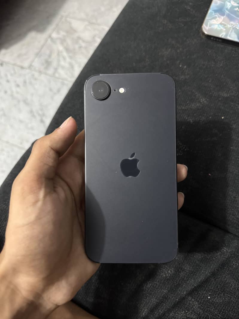 Apple iPhone 16e 0