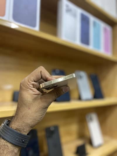 Apple iPhone 16