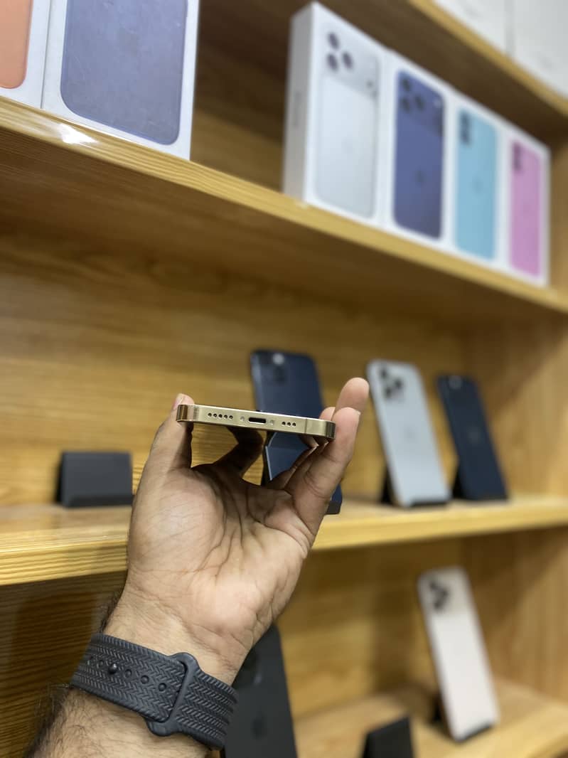 Apple iPhone 16 5