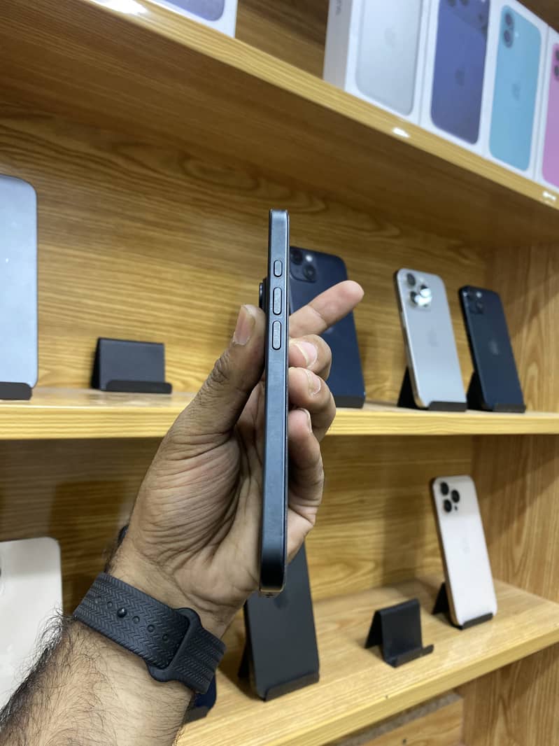 Apple iPhone 16 6