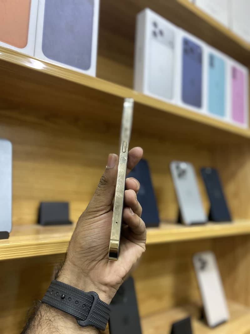 Apple iPhone 16 7
