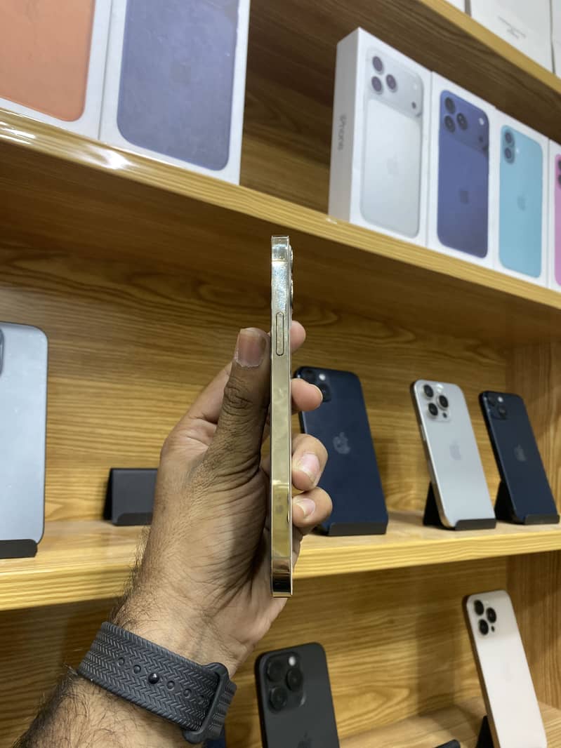 Apple iPhone 16 11