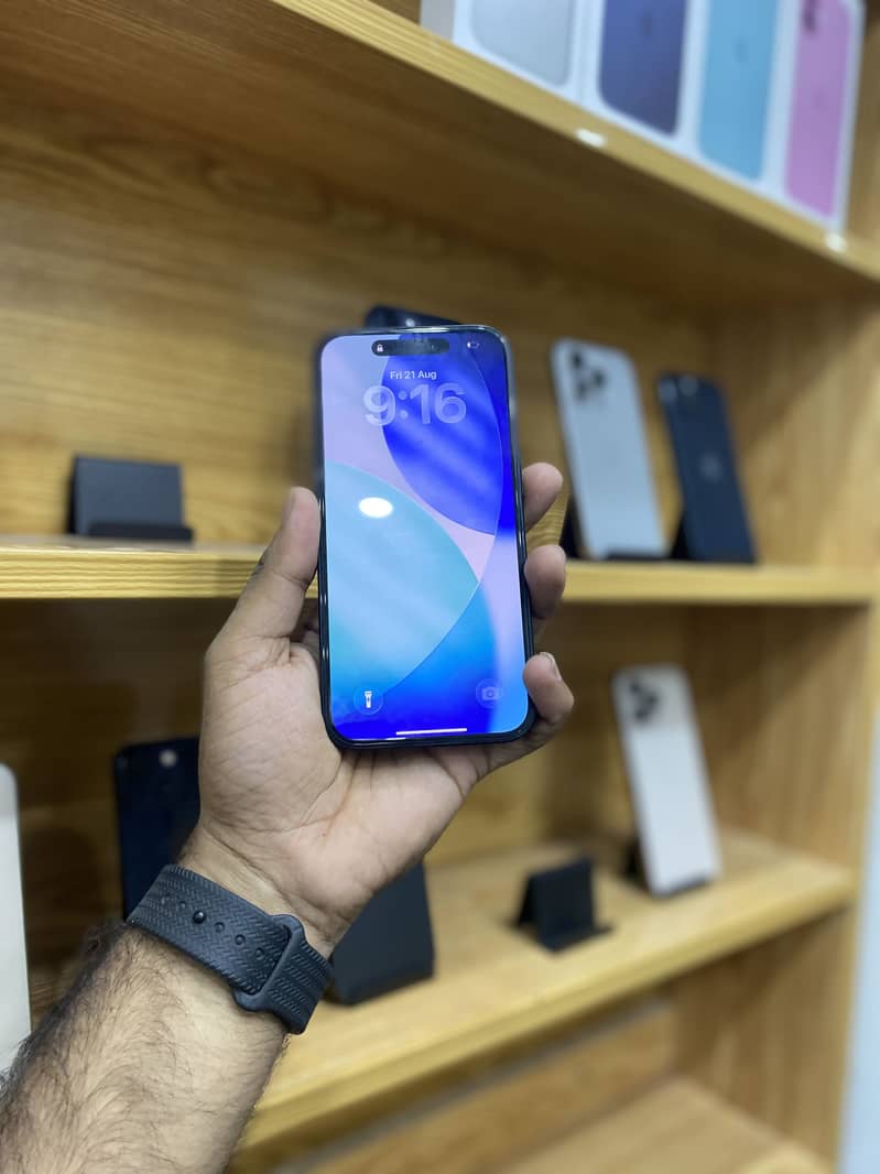 Apple iPhone 16 12