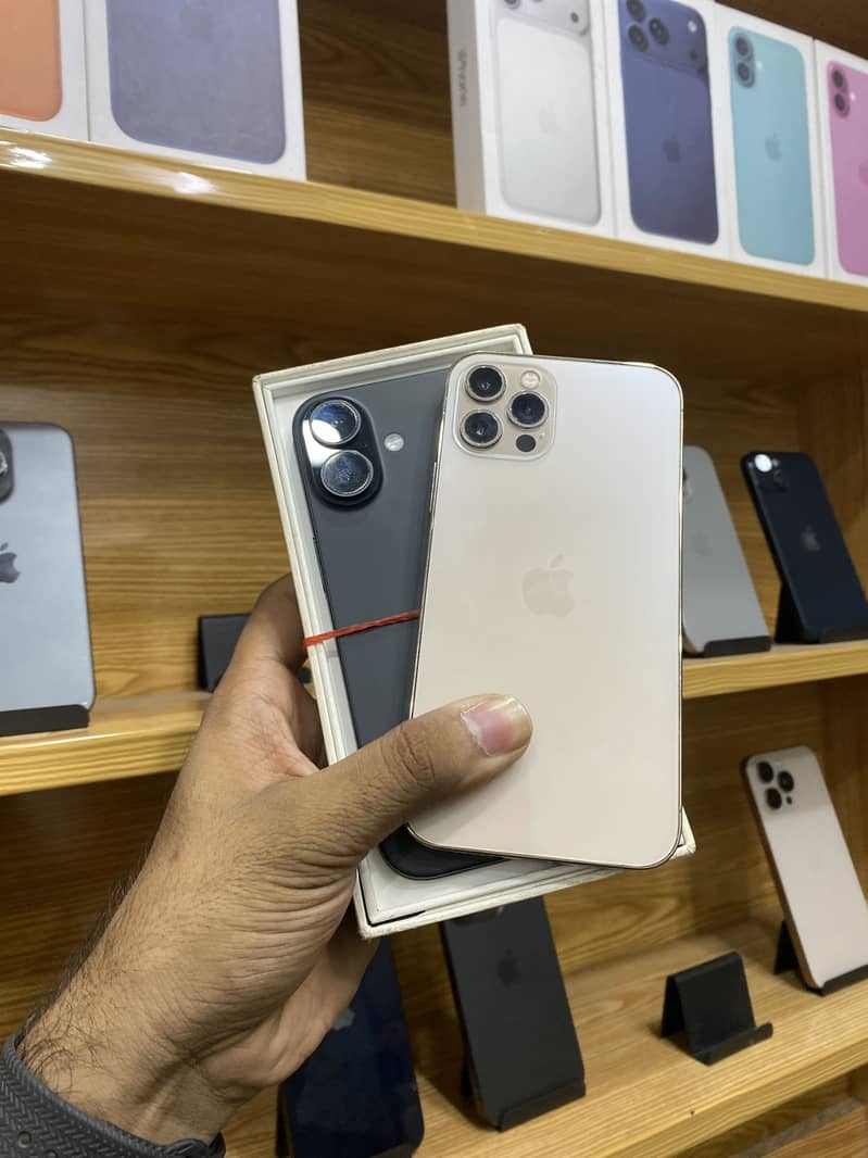 Apple iPhone 16 13