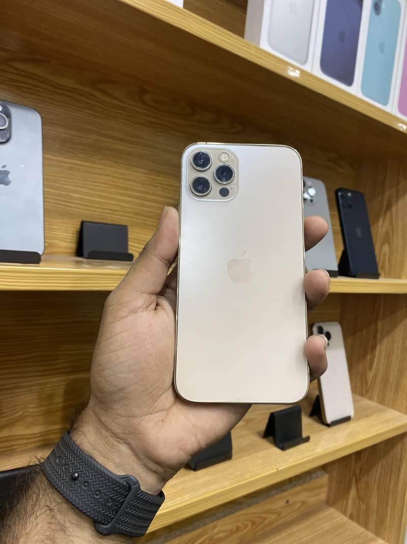 Apple iPhone 16 14