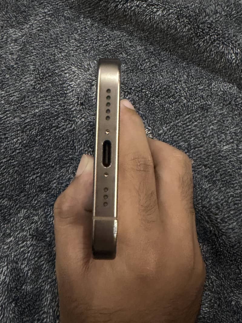 Apple iPhone 16 Pro 1