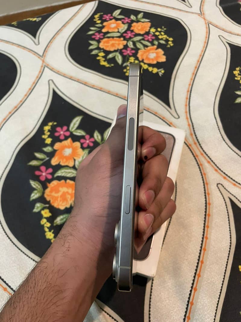 Apple iPhone 15 Pro Max 4