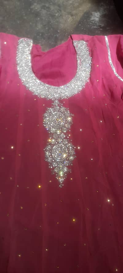 ladies dress hy bus 2 dafa pehna hy