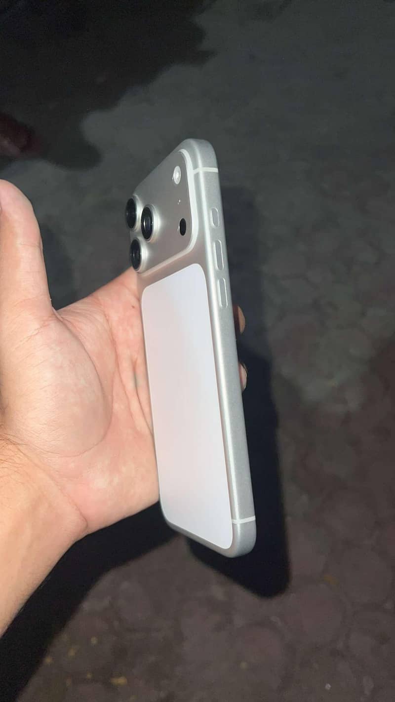 Apple iPhone 17 Pro Max 4
