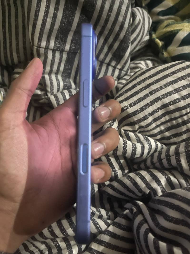 Apple iPhone 16 2