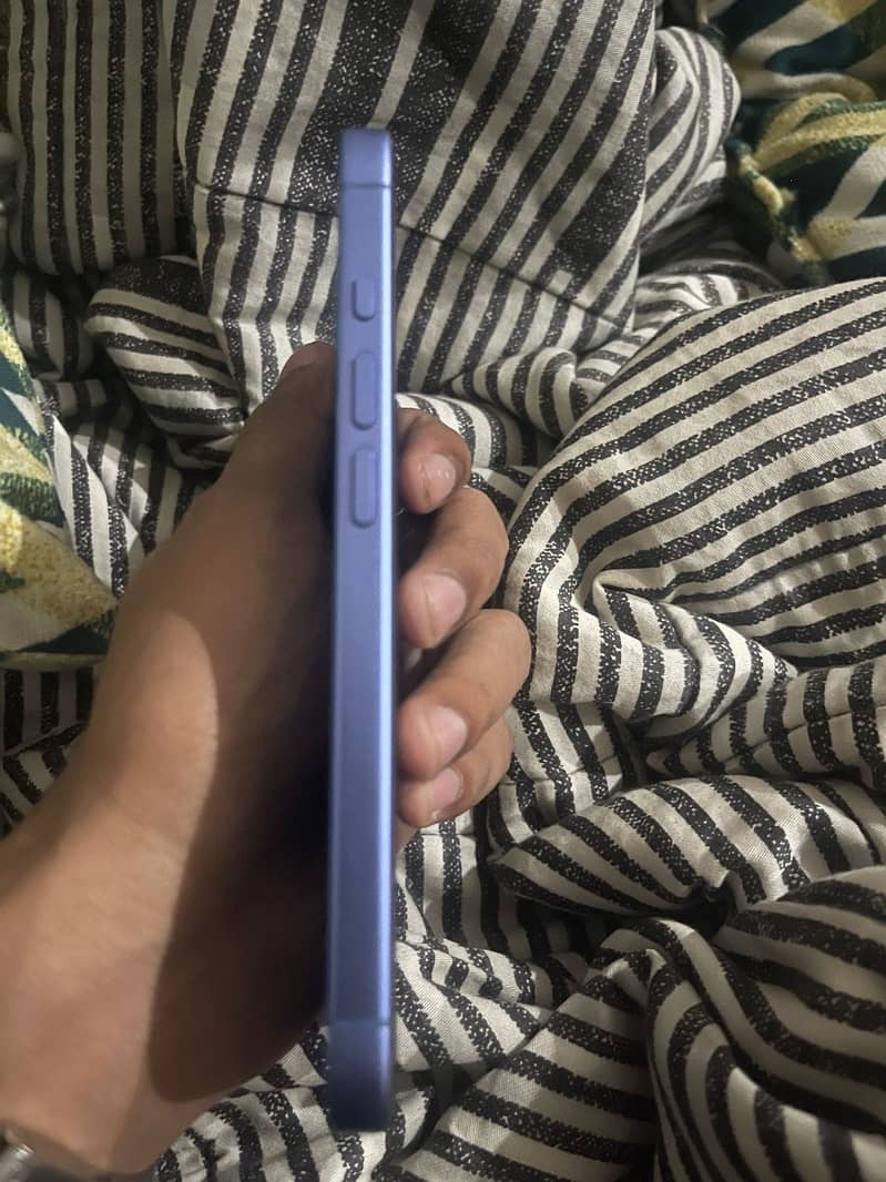 Apple iPhone 16 3