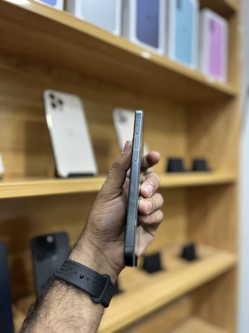 Apple iPhone 15 Pro Max 3