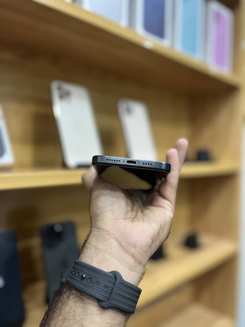 Apple iPhone 15 Pro Max 4