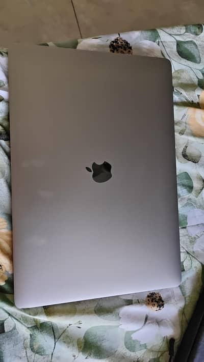 MacBook Pro 2019 Core i9 16inch 64gb. Ram 8gb. Graphics 500gb. SSD