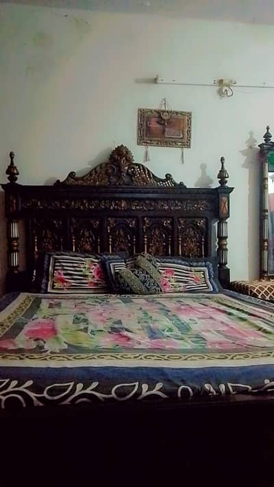 4 Piece Carved Wooden Bed Set with 2 Side Tables - wahcantt