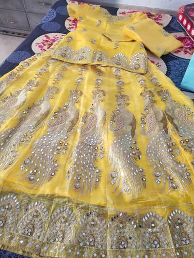 10/10 condition color yellow  with beautiful Kashi design lehnga
