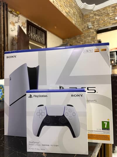 Ps5 slim disc with 2 controllers
