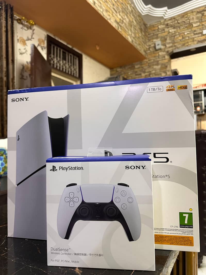 Ps5 slim disc with 2 controllers 9