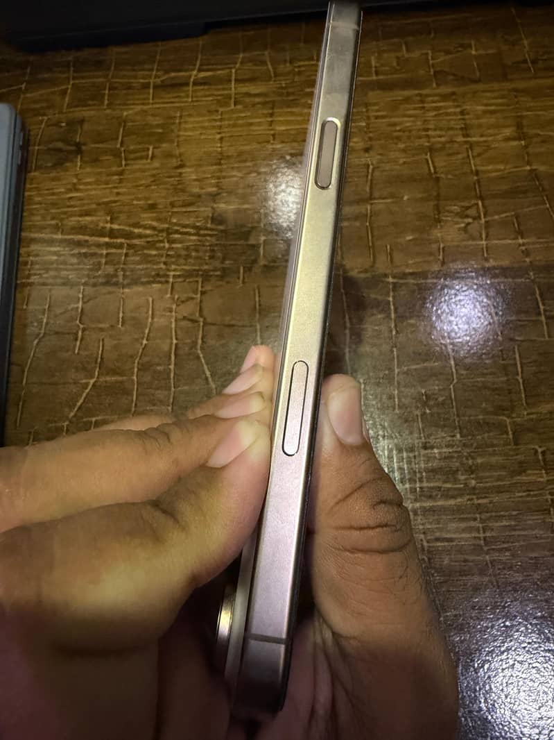 Apple Iphone 16 Pro Max 4