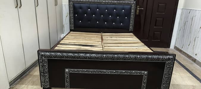 Attractive Elegant King Size Wooden Bed with Beautiful Design