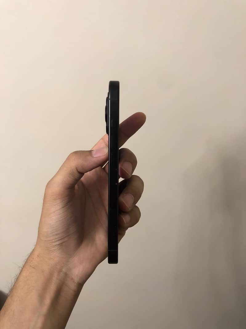 Apple iPhone 16 Pro 9