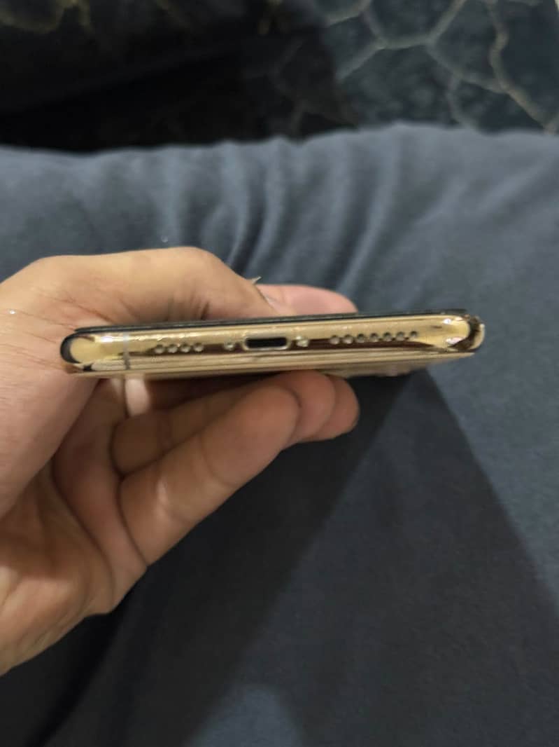 Apple iPhone 11 Pro Max 4