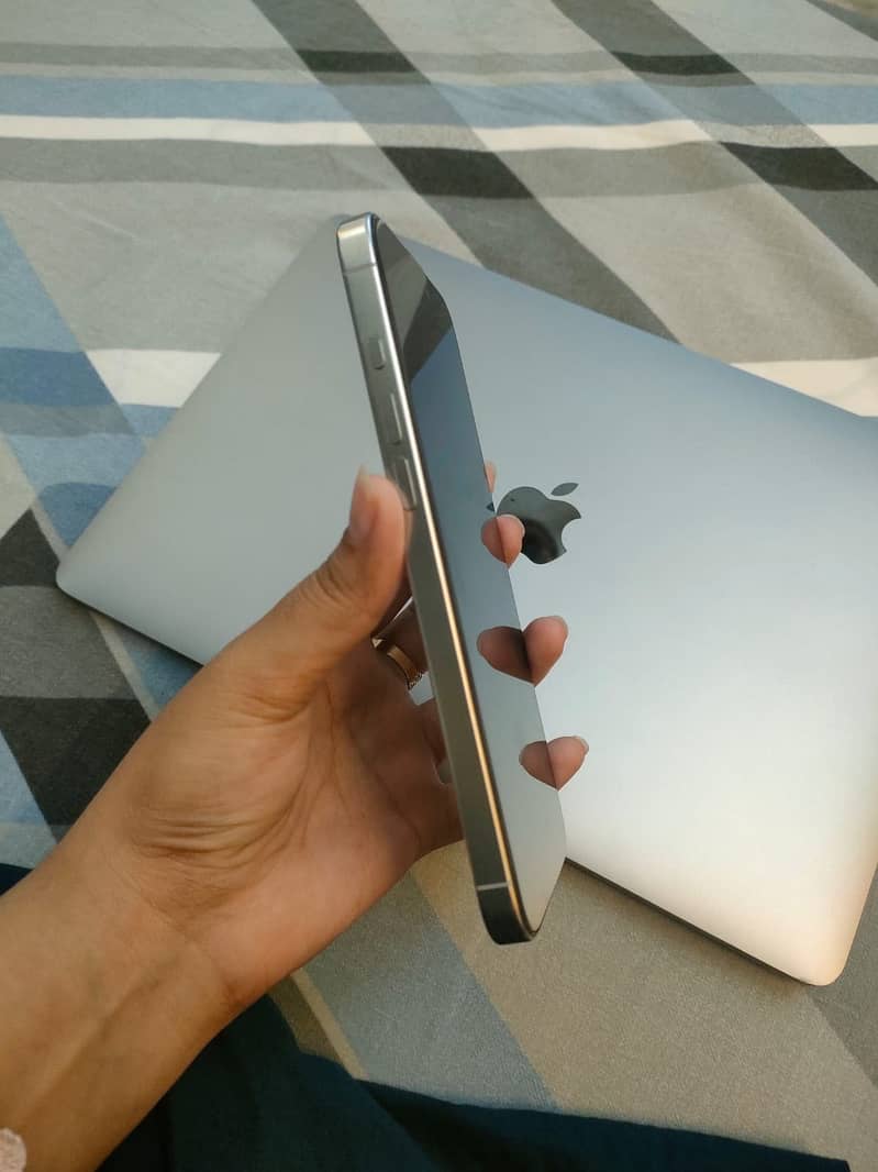 Apple iPhone 16 Pro Max 2