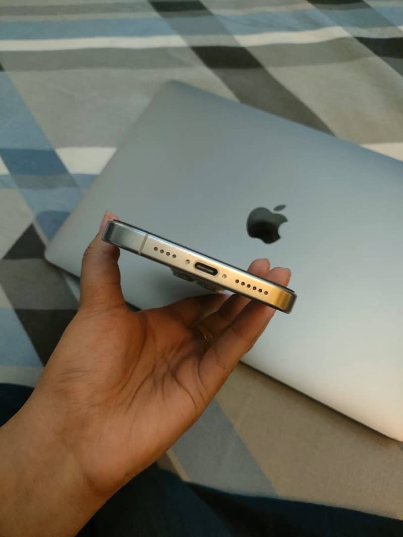 Apple iPhone 16 Pro Max 3