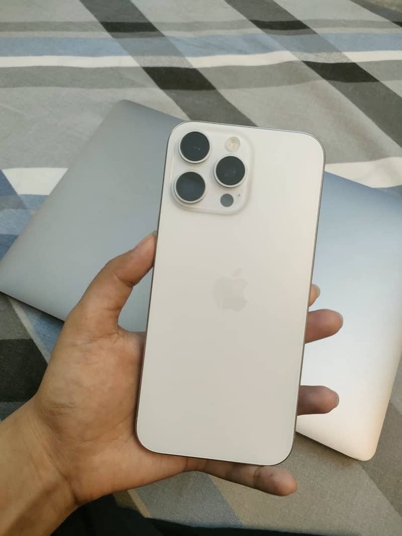 Apple iPhone 16 Pro Max 4
