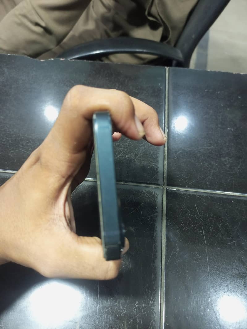 Apple iPhone 13 4