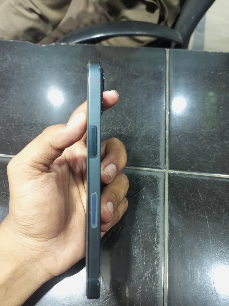 Apple iPhone 13 5