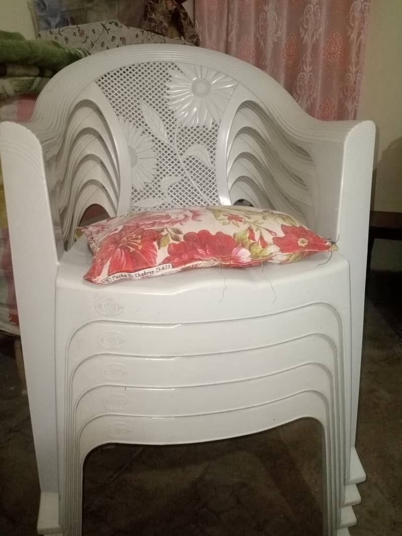 5 chairs 0