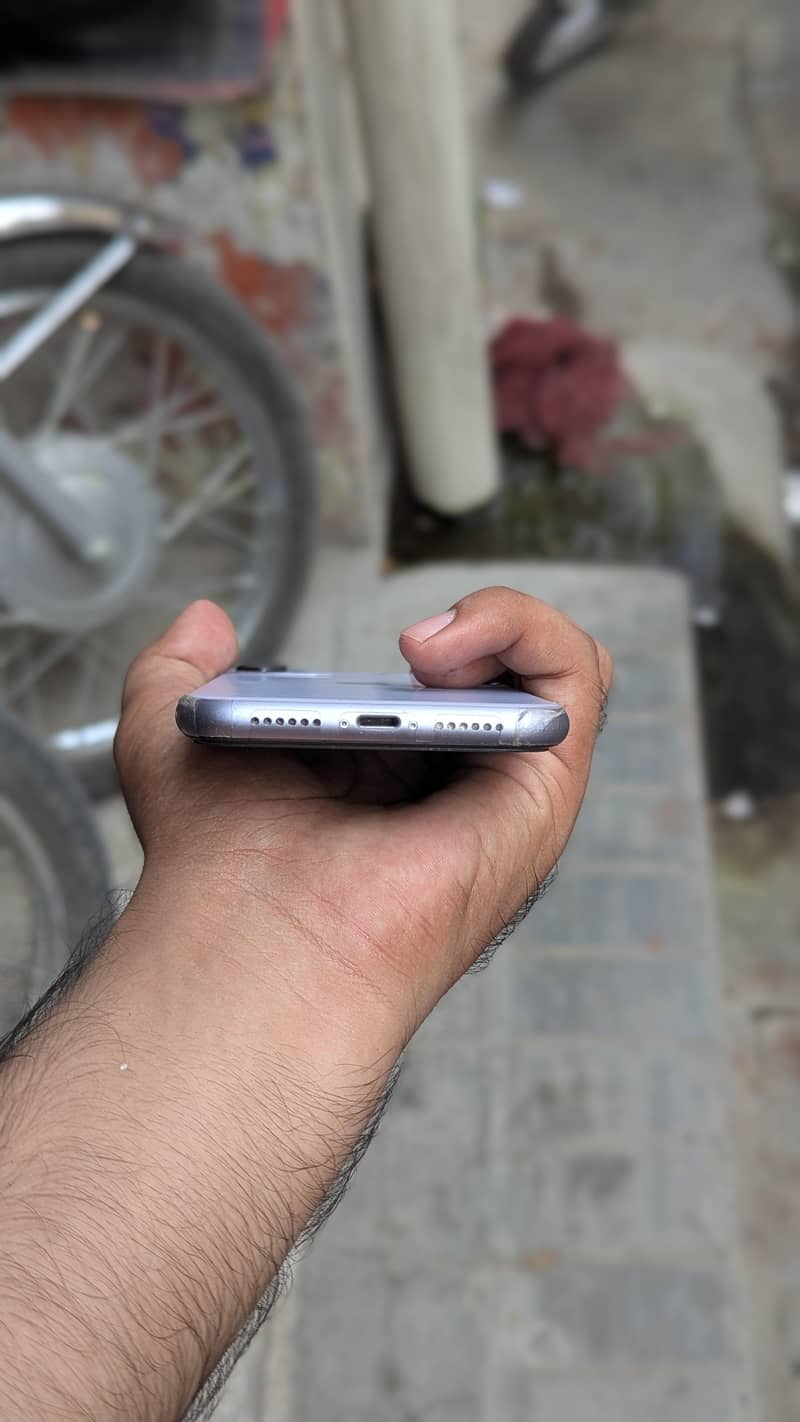 Apple iPhone 11 4