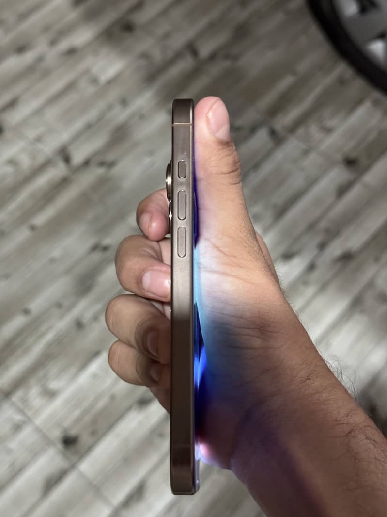 Apple iPhone 16 Pro 2
