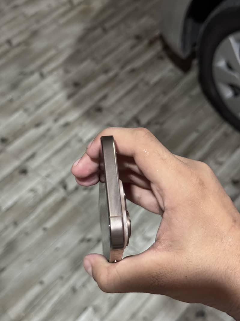 Apple iPhone 16 Pro 3